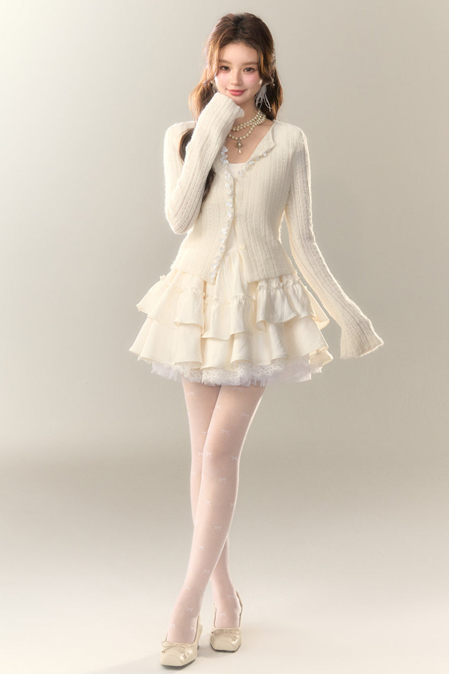 Fliegendes Cremefarbenes Kleid mit Spitzenärmeln und Puffärmeln