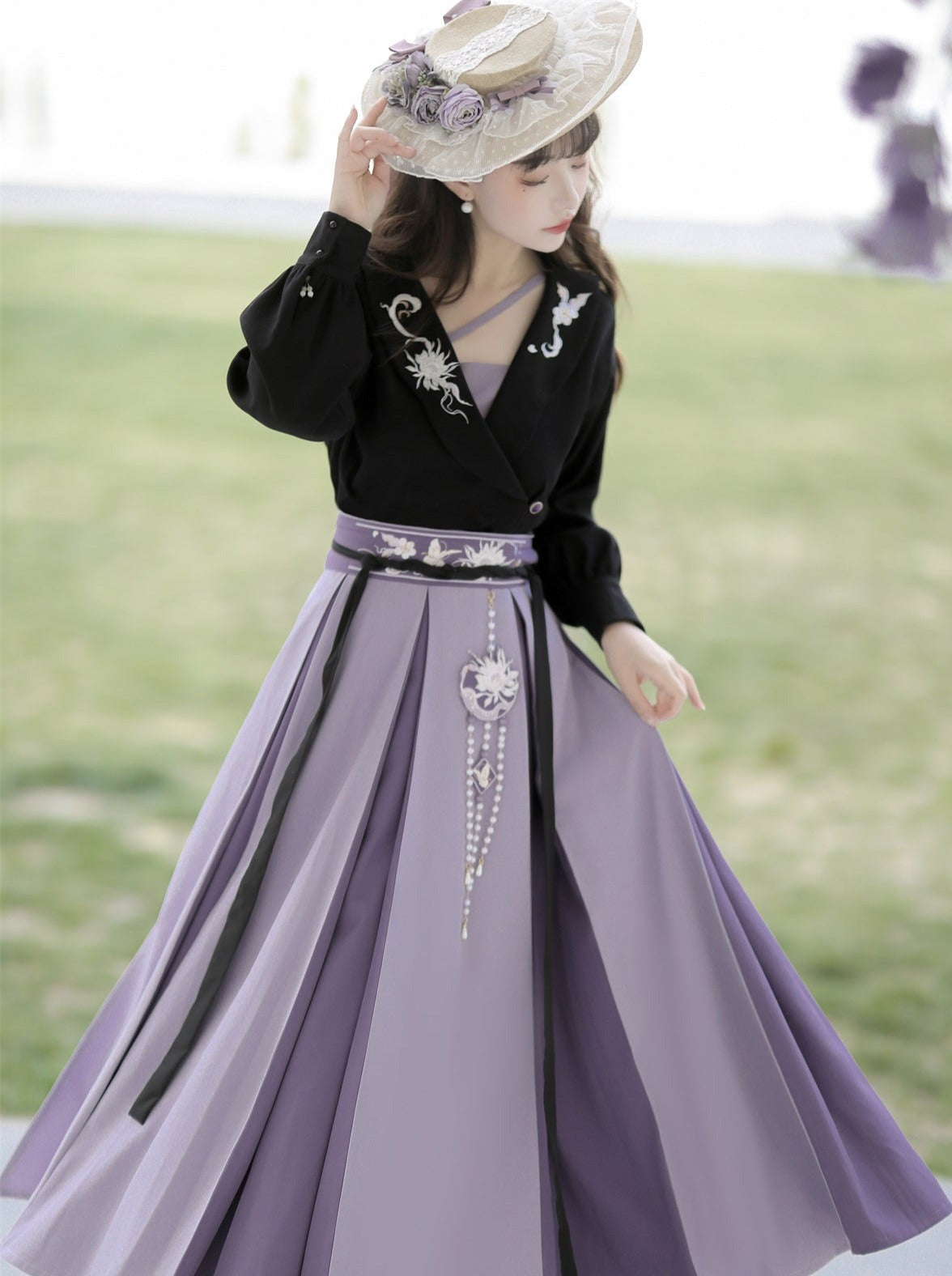 Bluse Langer Dunkler Rock Plissee Blume