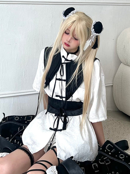 ダークカラーのショートチャイナシャツ + 柄ベルトカラー + フェイクバックルスリーブ