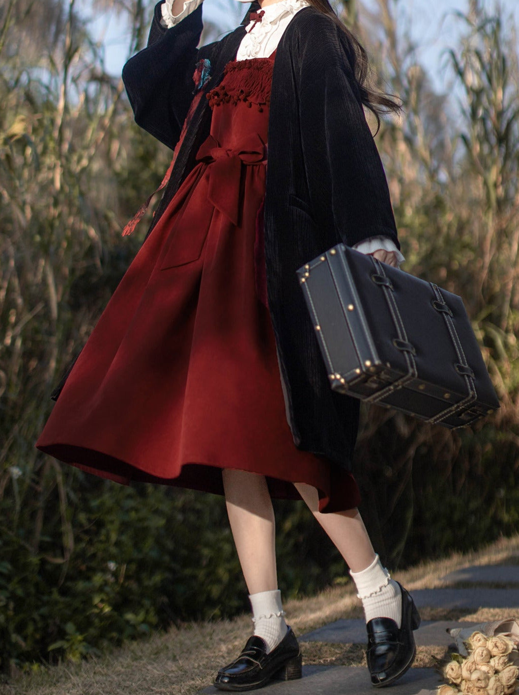 Rose Weave Suspender + Innershirt Feather + White Dress Poem Corsage + Red Ruffle Ruffle Retro Rose Jacket