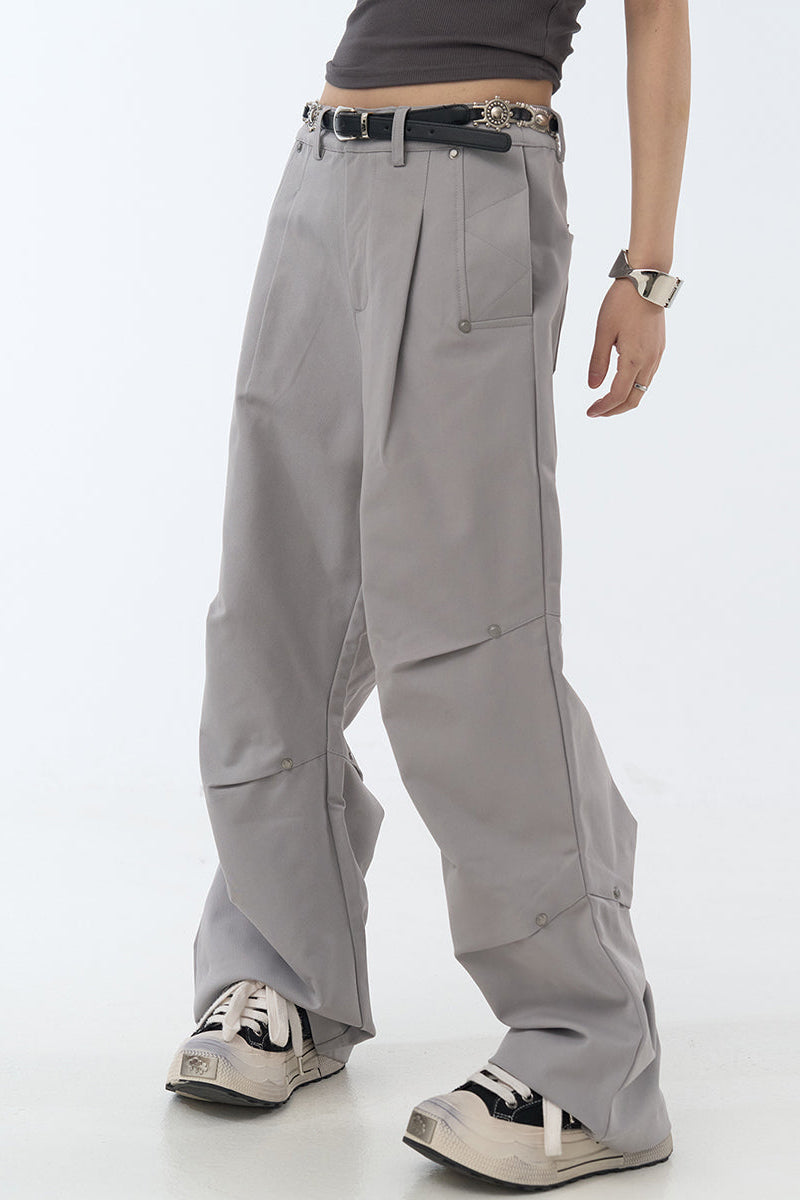 リラックスした脚にフィットするプリーツパンツ