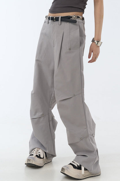 プリーツレッグにフィットするリラックスパンツ