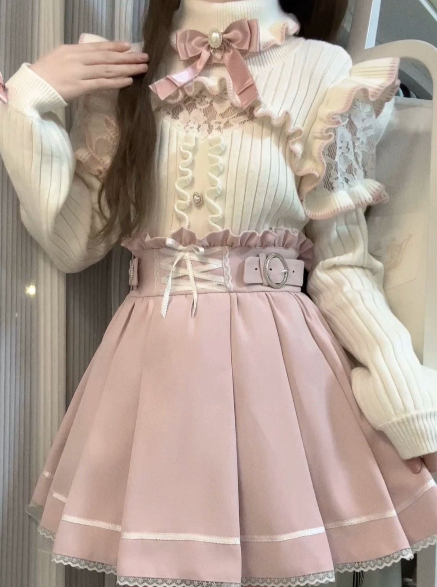 Rollkragen, Spitzenrüschenband, Strick + Race-Up-Rock mit hoher Taille