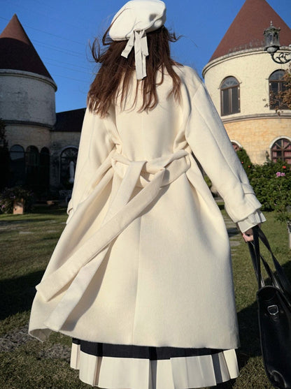 エレガントなホワイトのダブルブレストコクーンコート（カレッジウール）