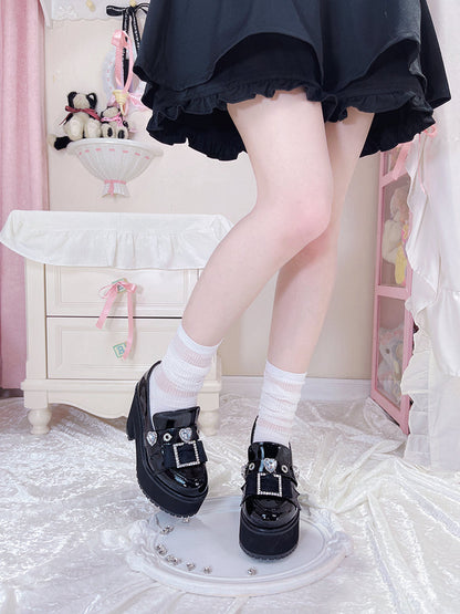 Emaille-Plateauschuhe, matt, spitz zulaufend, schwarz, schwarzer Loafer