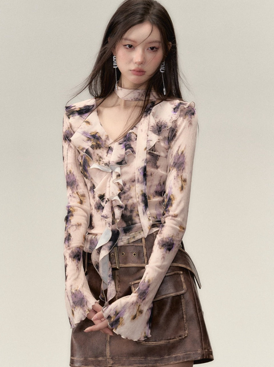 Nischen-Top mit V-Ausschnitt und Rüschendesign