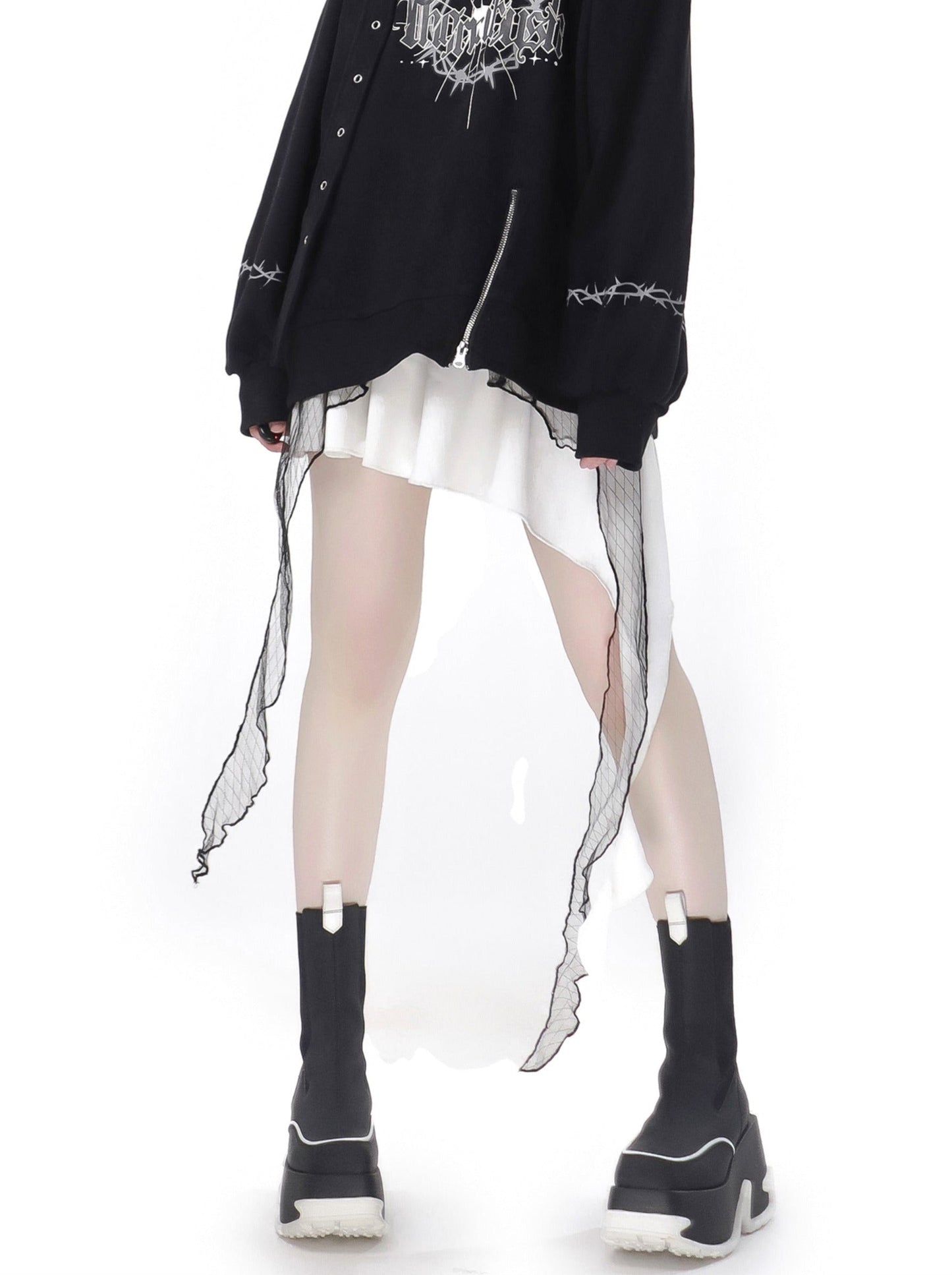 Trainingsanzug mit Ösen-Trainer im Dark Soon-Printdesign + Elegula-Rock aus Spitze