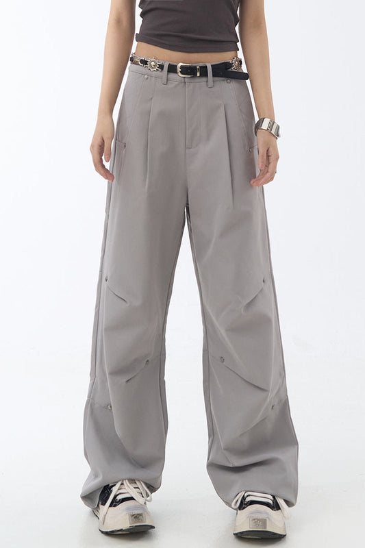 プリーツレッグにフィットするリラックスパンツ