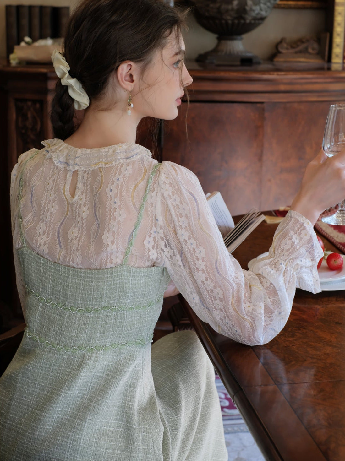 Perlen-Hosenträger, französischer Spitzenrock, Hemd + lang