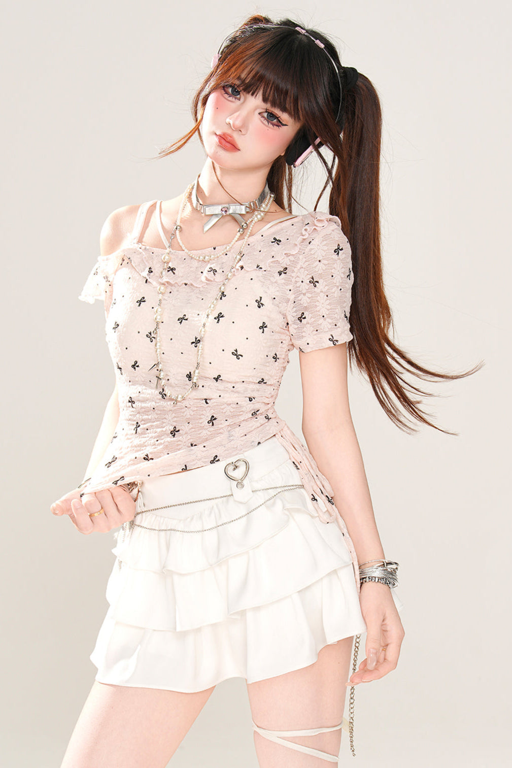 オフショルダーのシアーミルキーボウトップ