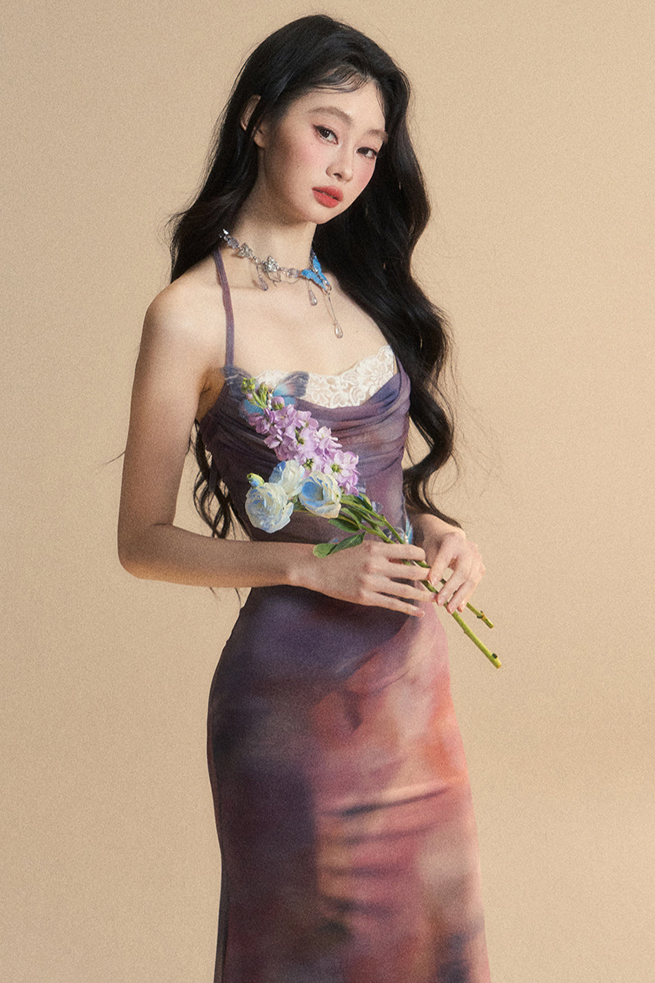 Eng anliegendes One-Shoulder-Spitzenkleid