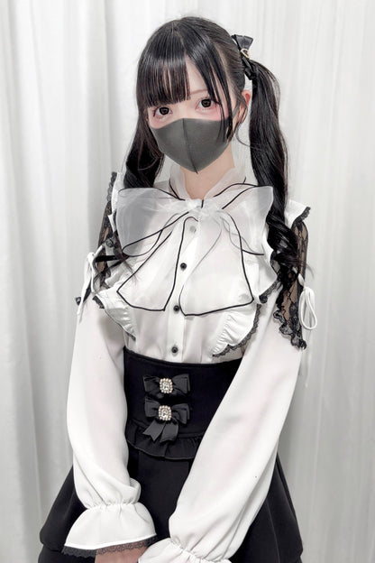 大きなブラウスのリボン