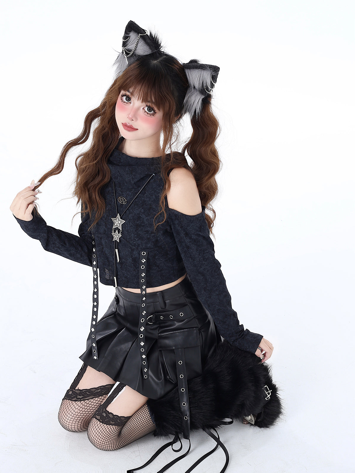 Cooles, schmal geschnittenes Oberteil mit Kapuze und beschädigter Taille