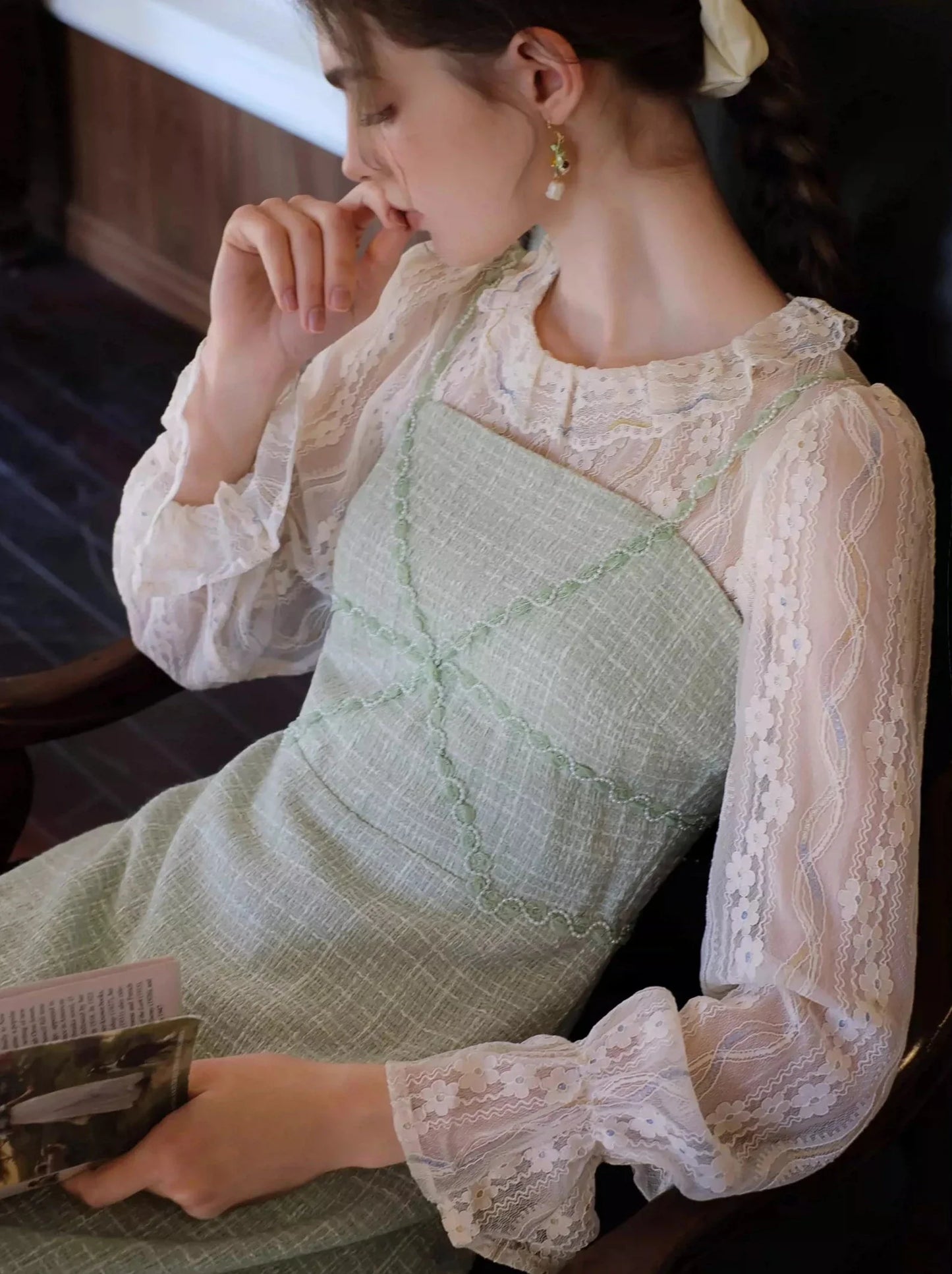 Perlen-Hosenträger, französischer Spitzenrock, Hemd + lang