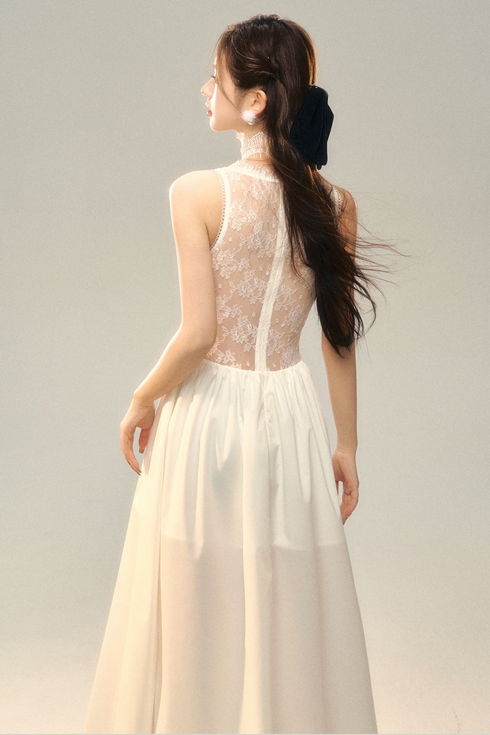 Französisches weißes rückenfreies Premium-Kleid