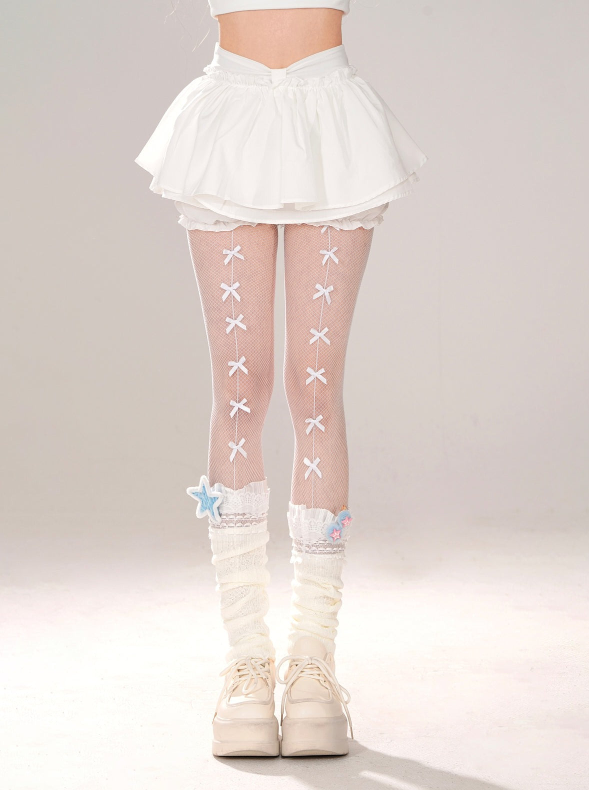 Mädchenhafter weißer Rock, süße Shorts