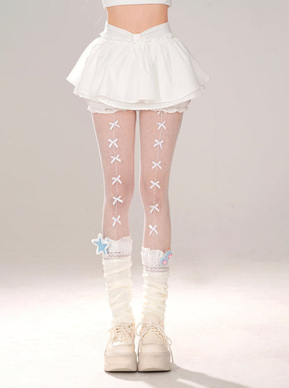 Mädchenhafter weißer Rock, süße Shorts