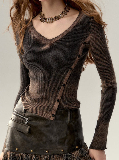 Kurzes, schmales, asymmetrisches Osh-Top mit V-Ausschnitt und Knopfleiste