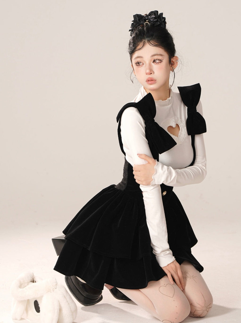 Strapsrock mit Schleife und großen Schultern