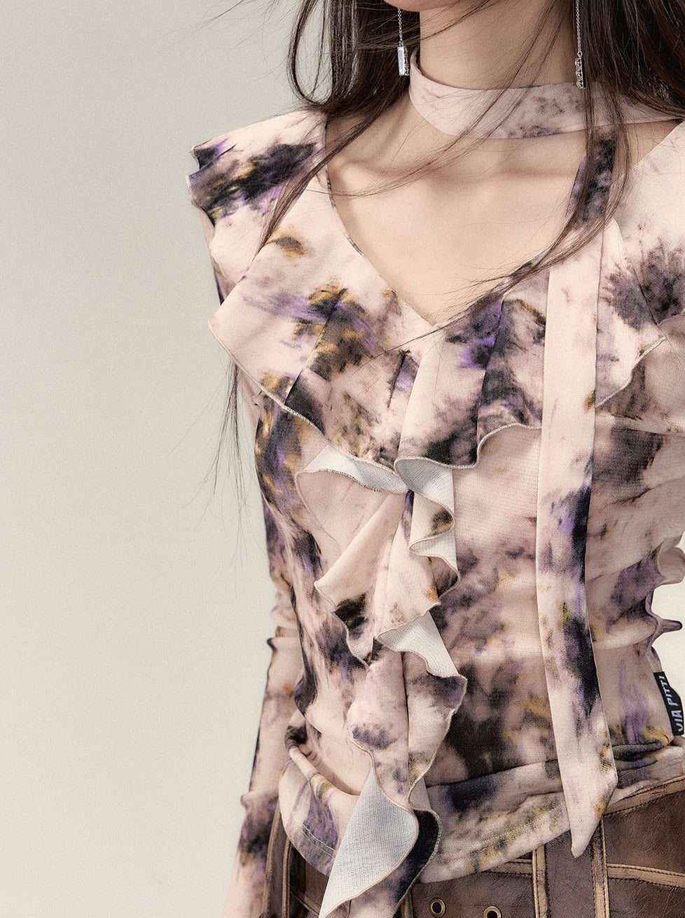 Nischen-Top mit V-Ausschnitt und Rüschendesign