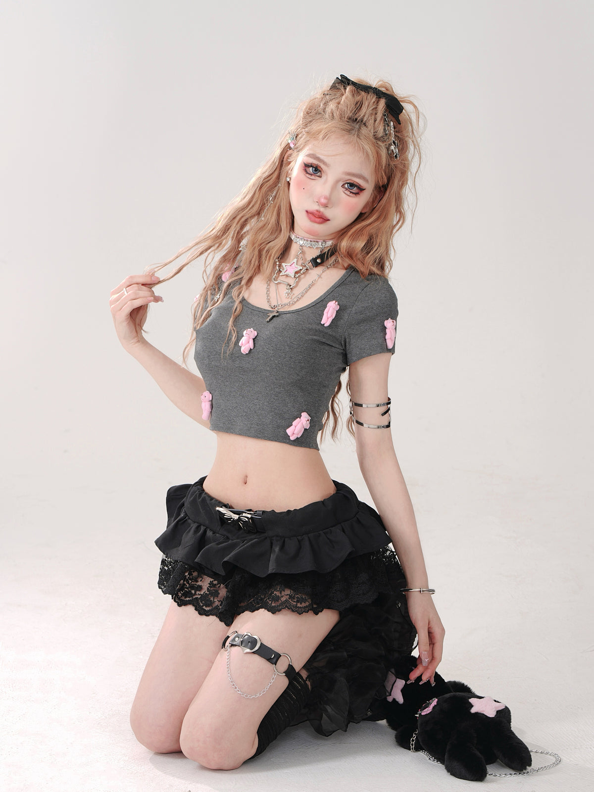 Spitzen-Shorts mit schwarzem Gürtel, romantischer Rock