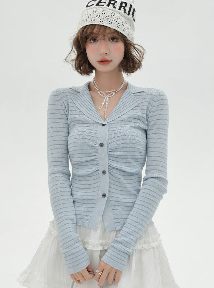 Blauer Anzug mit Strickkragen und hellen Streifen