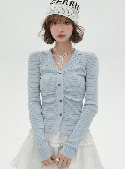 Blauer Anzug mit Strickkragen und hellen Streifen