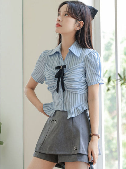 Gestreifter Rock, Shorts, Schleife, blaue Bluse