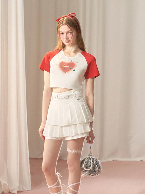 Kurzes über zweifarbigem Top + langem Schmuck