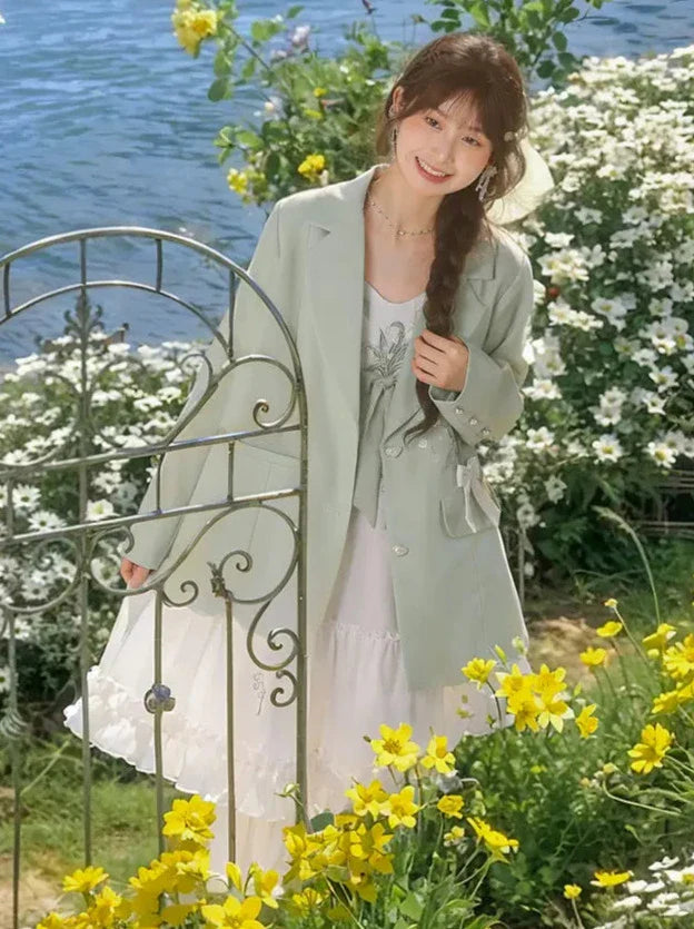 Costume vert menthe à bretelles + veste fleurie et robe à volants en ruban