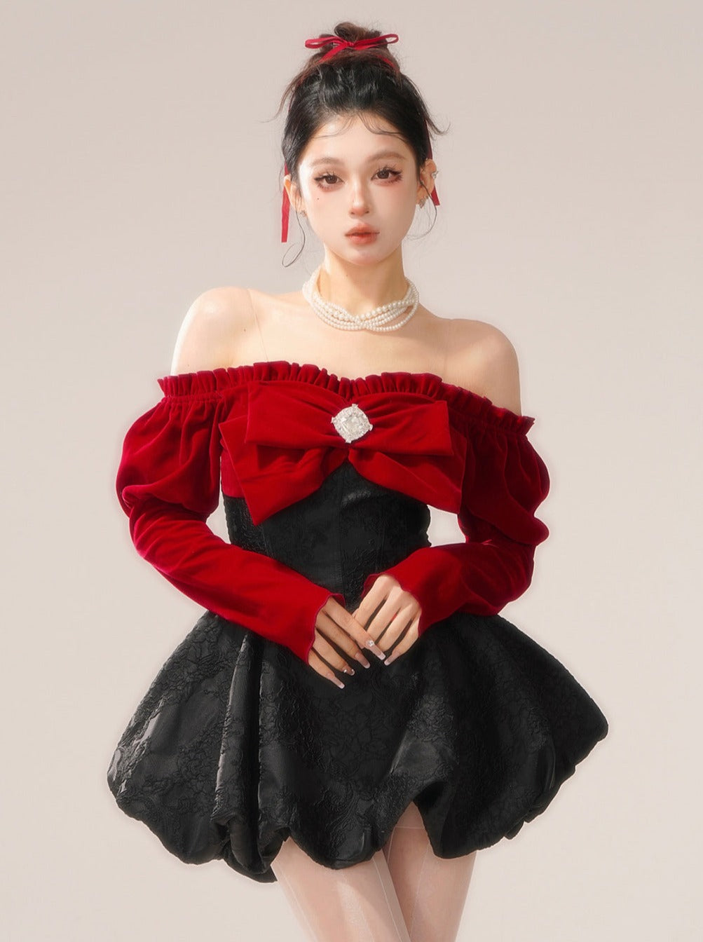 Schulterfreies Kleid mit großer Schleife und Center Jewel