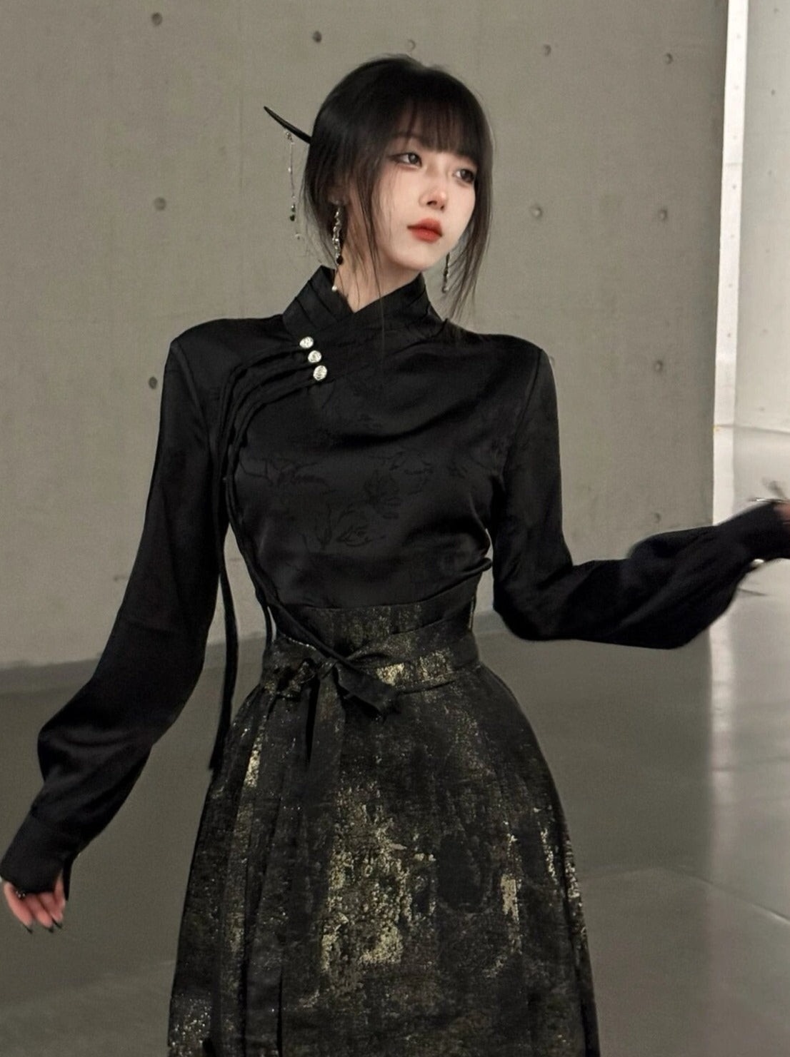 Dunkle China-Bluse + langer China-Rock