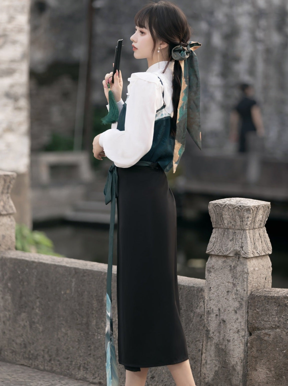 China Hosenträger Bluse Grün Dunkel + Rock + Schal