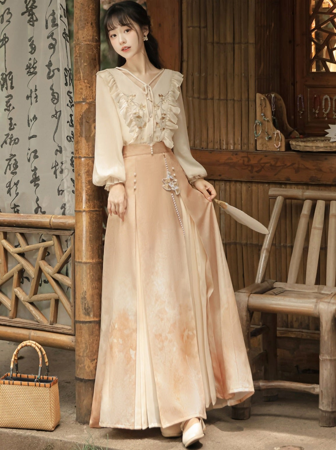 Plissierter Spitzenrüschen-China-Rock mit Schlitz, lang + Bluse