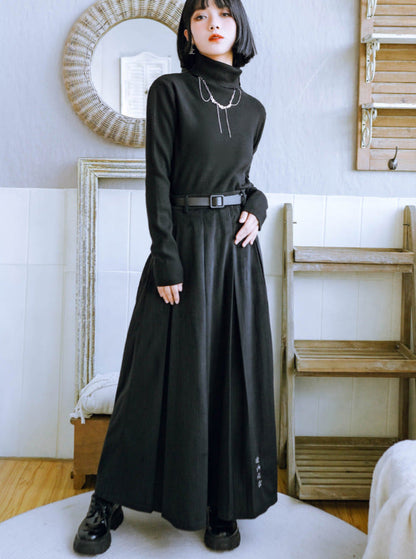 Schwarzer Plisseerock aus besticktem Samt