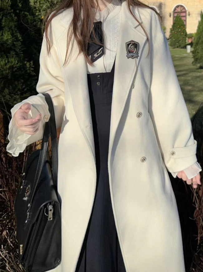 エレガントなホワイトのダブルブレストコクーンコート（カレッジウール）