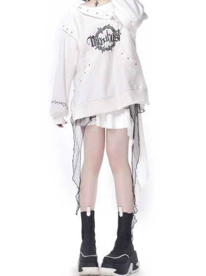 Trainingsanzug mit Ösen-Trainer im Dark Soon-Printdesign + Elegula-Rock aus Spitze