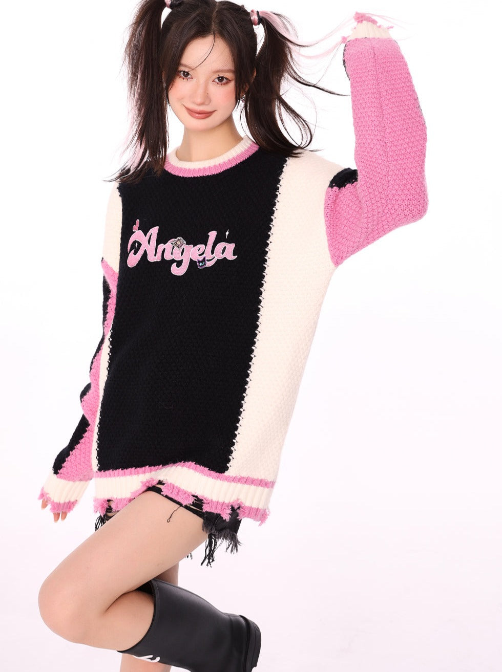 Beschädigter Strick mit Logo in Kontrastfarbe