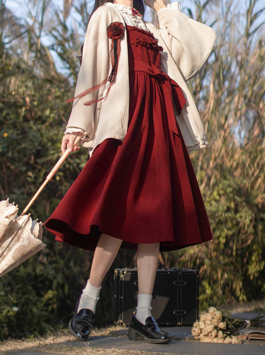 Hosenträger mit Rosenwebmuster + Unterhemd mit Feder + weißes Kleid mit Gedicht-Corsage + rote Rüschen-Retro-Rosenjacke
