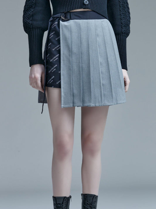 Asymmetrischer Plisseerock mit Logo