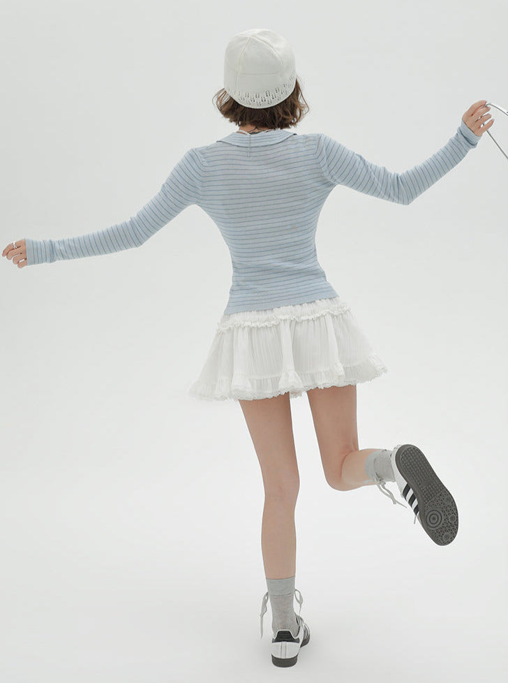 Blauer Anzug mit Strickkragen und hellen Streifen