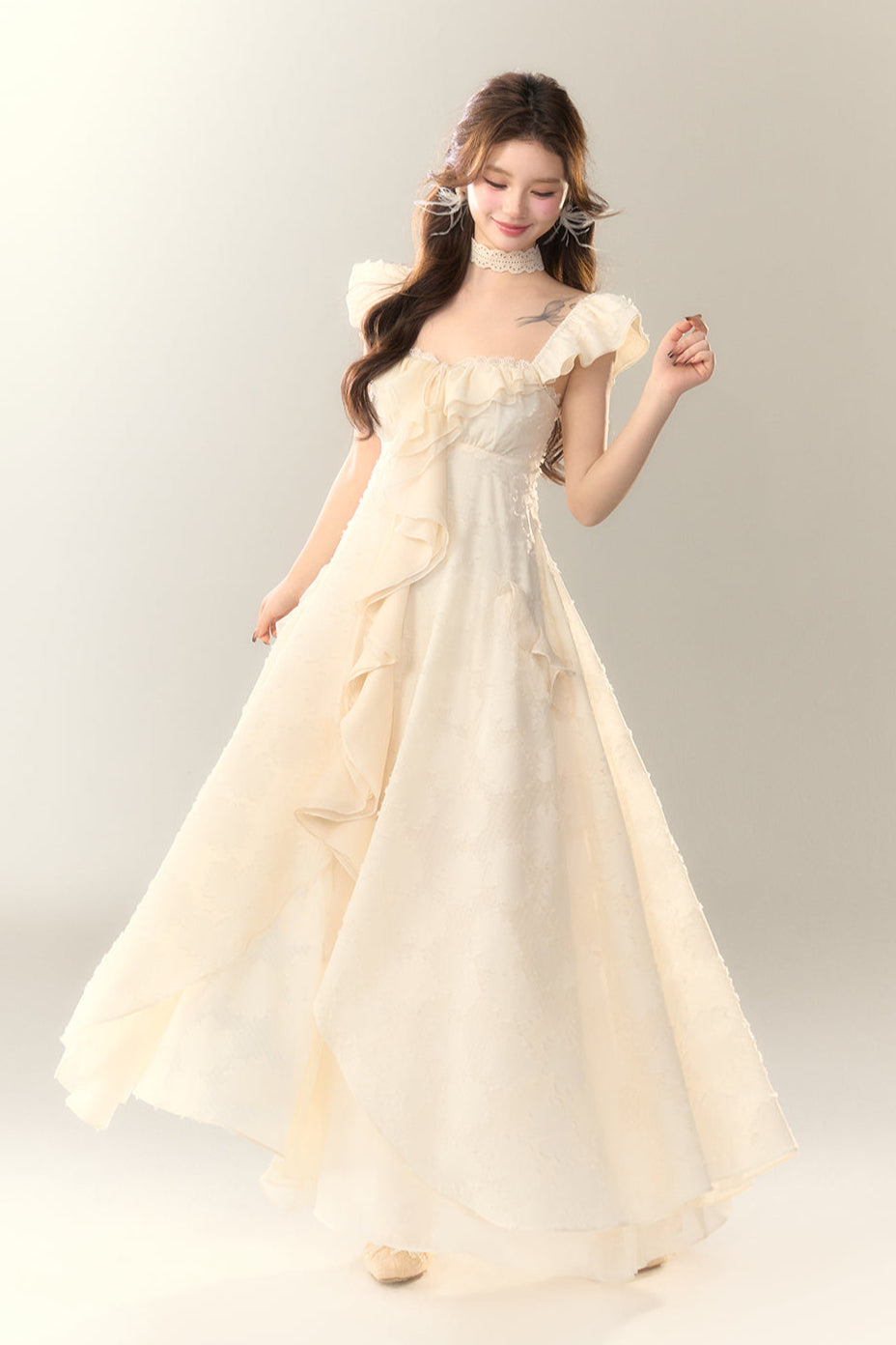 Jacquard-Feiertagskleid mit Rüschen