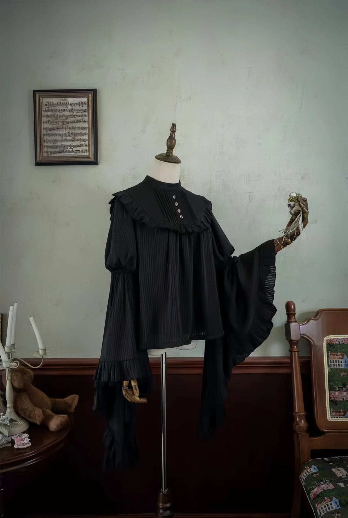 Black hime-sleeve blouse without decorative bib