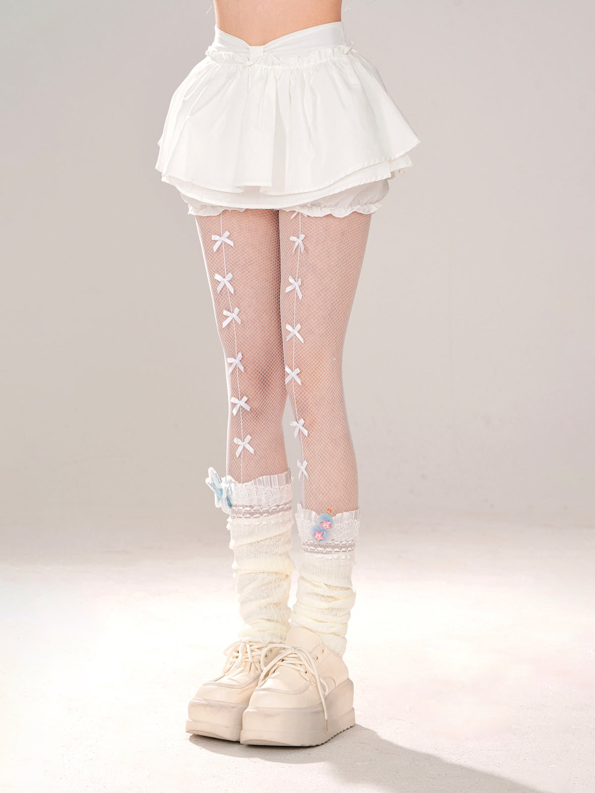 Mädchenhafter weißer Rock, süße Shorts