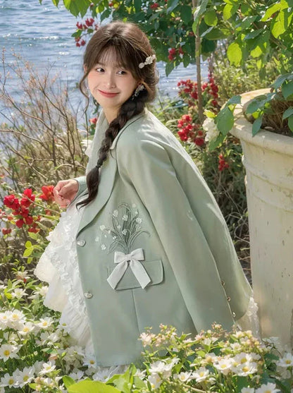 Mintgrüner Anzug mit Hosenträgern + Blumenjacke, Rüschenkleid mit Schleife