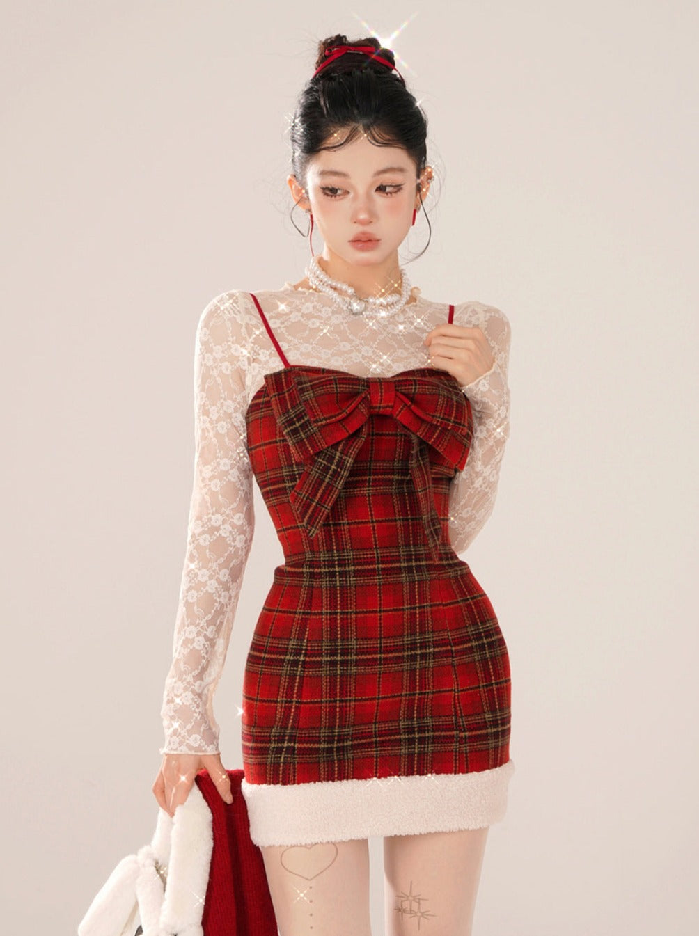 Bärenkleid mit Hosenträgern, roter Kragen, Gummi-Karo + Oberteile innen Spitze