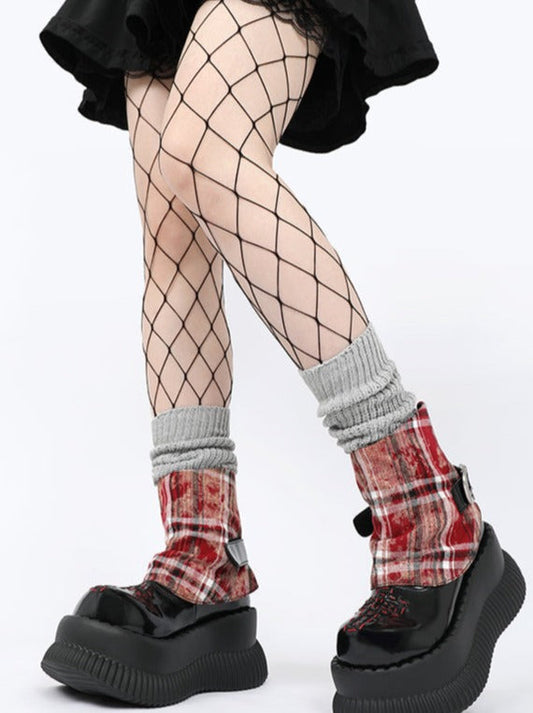 Karierte kurze Stiefel mit Gürtel und Absatz