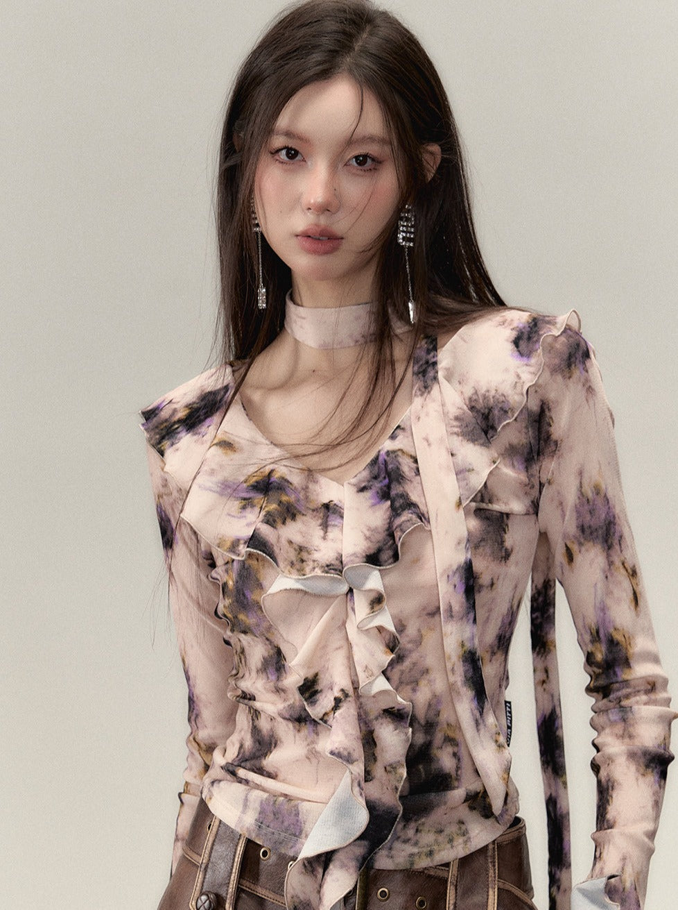 Nischen-Top mit V-Ausschnitt und Rüschendesign