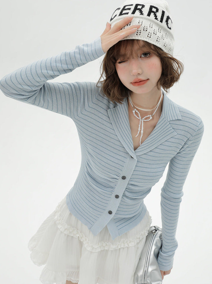 Blauer Anzug mit Strickkragen und hellen Streifen