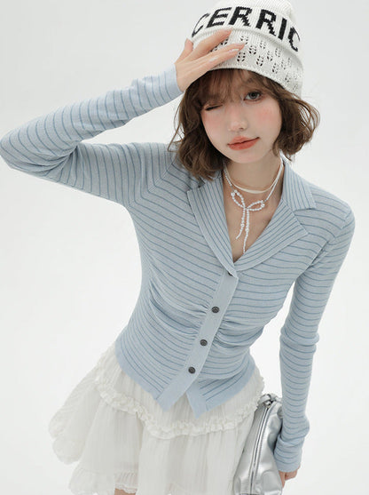 Blauer Anzug mit Strickkragen und hellen Streifen